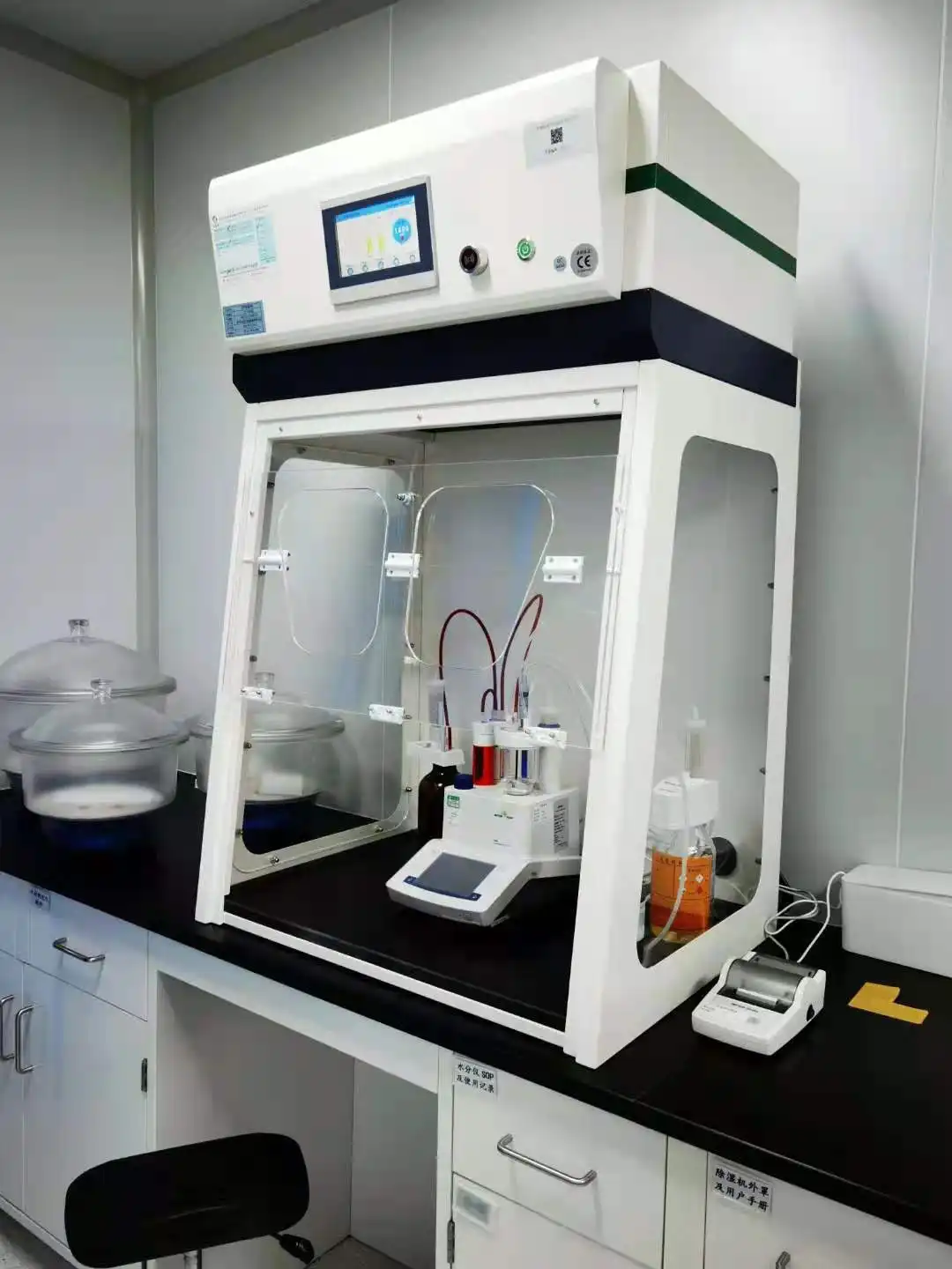 Kiel mi elektas la ĝustan senkanadan fumkapuĉon por mia laboratorio?